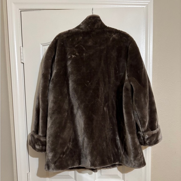 Luxe Faux Fur Jacket - Picture 3 of 5